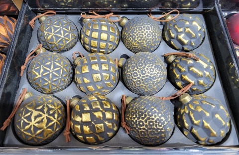 Bombka szkl. 8cm czarno złota na rzemyku (YJ1M22Z-20) displ-12