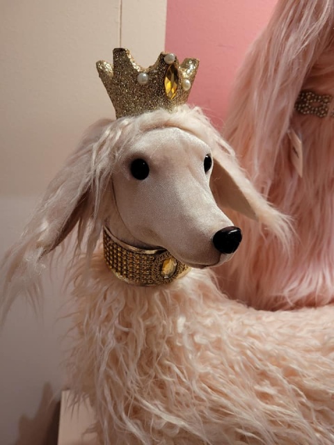 Pies Spaniel stojący różowy w złotej koronie (726427) 56*48*18cm-20%