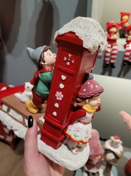 Dzieci przy skrzynce na listy SKARBONKA (520513)-20%