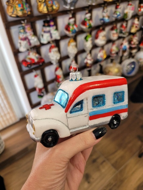 Bombka formowa: Ambulans (335) SZW