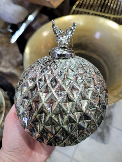 Bombka szklana 12cm srebrna starzona z głową renifera (IP0448)-20%