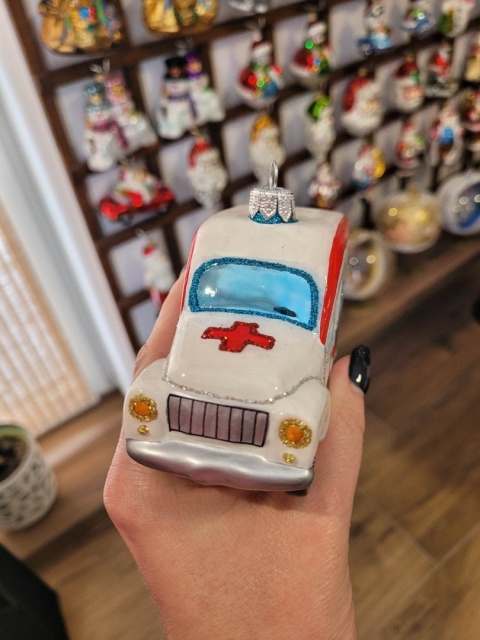 Bombka formowa: Ambulans (335) SZW