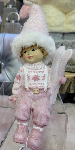 Chłopiec ceramiczny siedzący z nartami różowy (NB0549)
