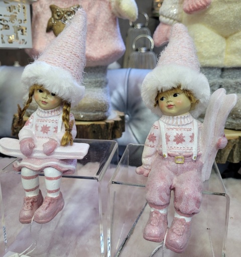 Dziewczynka ceramiczna siedząca z nartami różowa (NB0549)