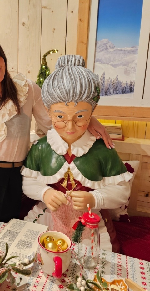 Mikołajowa siedząca robiąca na drutach MAXI (646629)