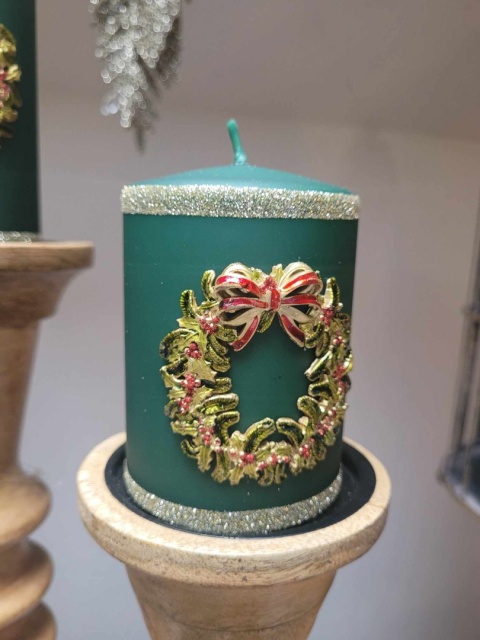 Green pillar candle 70x100 with wreath (BT0003-W-20; 163493)