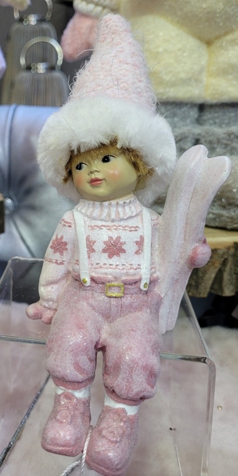 Chłopiec ceram. siedzący z nartami różowy (NB0549) h:21*8*7cm