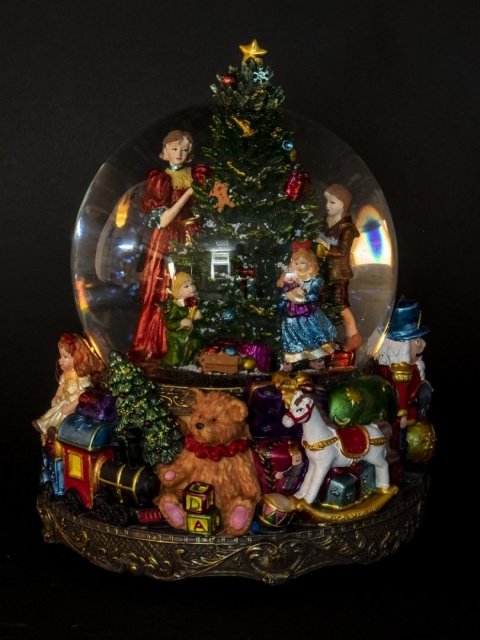 15 cm water globe with LED scene, swirling snow, and music box (131598) 2xAA batteries.