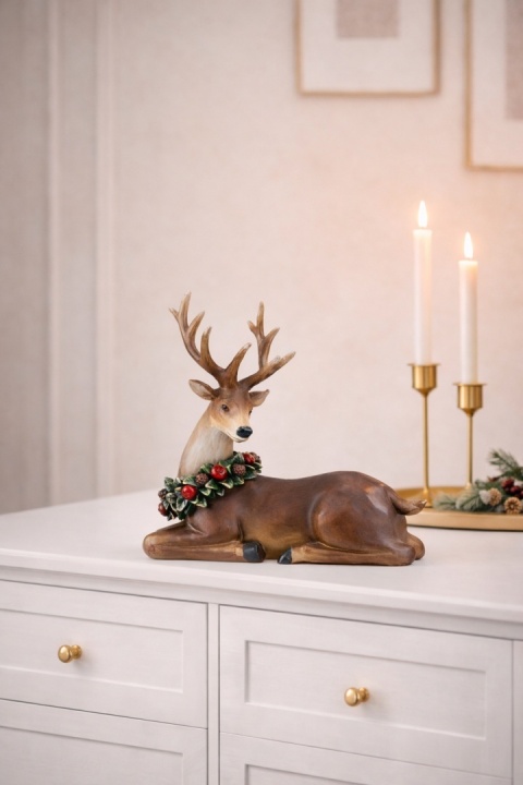 Lying reindeer with a Christmas wreath, polyresin (2442)