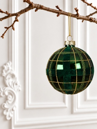 8cm glass bauble, shiny green with a grid pattern (071829)