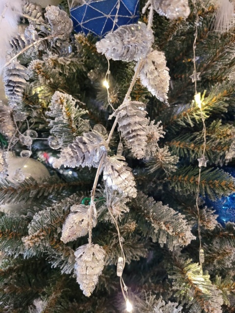 Gałązka modrzewiowa 115cm srebrna z szyszkami (CV16949-1) -20%