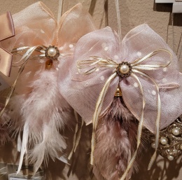 Kokarda ozdobna z koronką i piórami 4kolory (634945)-20%