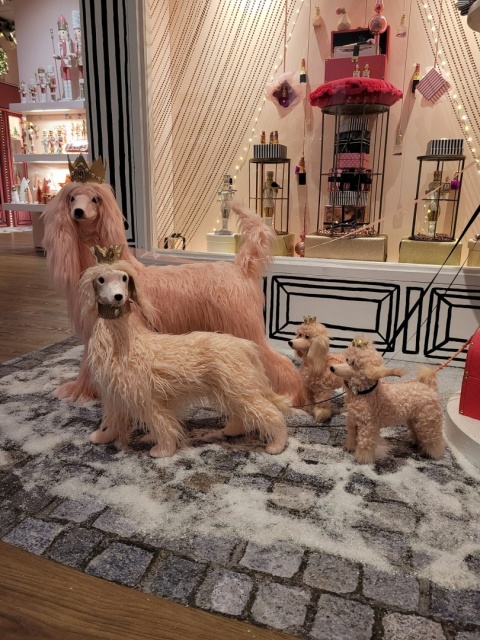 Pies Spaniel stojący różowy w złotej koronie (726427) 56*48*18cm-20%