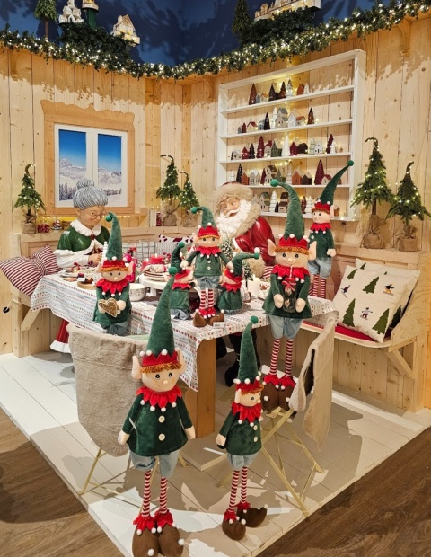 Babcia siedząca MAXI robiąca na drutach (646629)