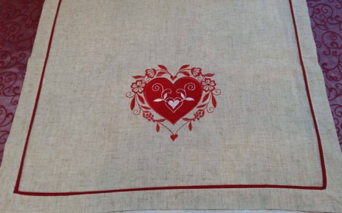 Obrus 5*100cm czerwone serduszko (Miłka 2251)