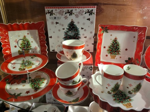 Set of 4 Porcelain Plates with Christmas Tree in Decorative Gift Box (555-7001)