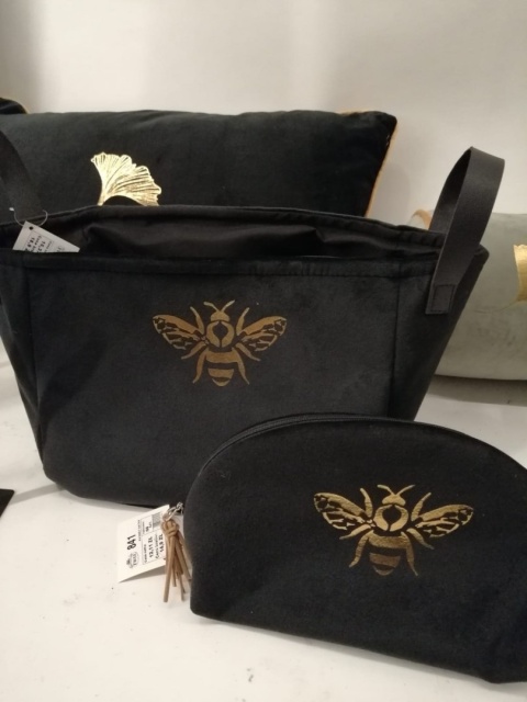 Koszyczek welurowy czarny ze złotą aplikacją 28*19*17cm (960) i skórkowymi rączkami