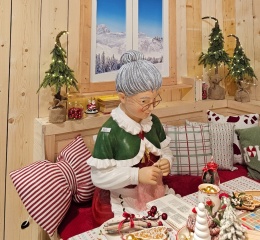 Grandma sitting MAXI knitting (646629)